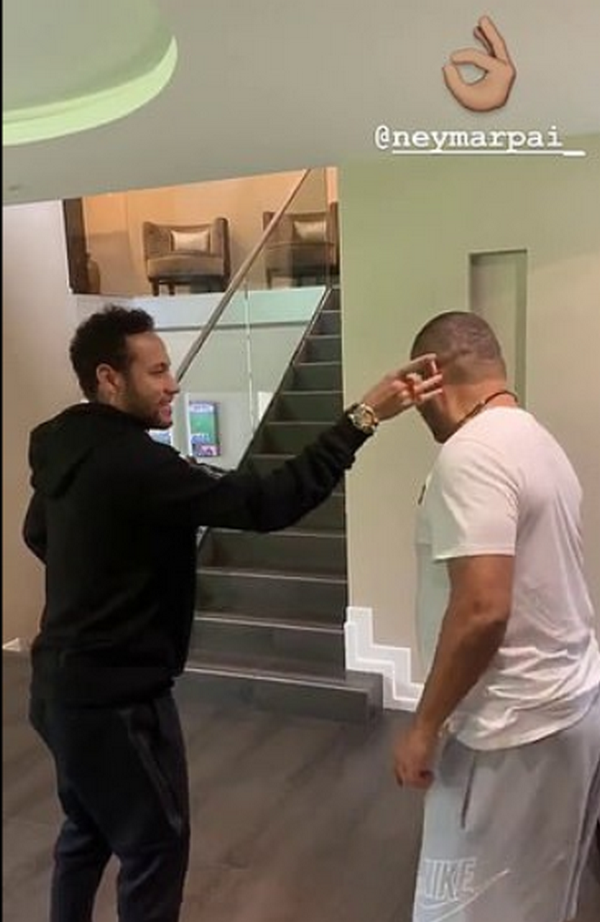 Mang bóng Champions League về nhà, Neymar bày trò 'hỗn' với bố - Bóng Đá