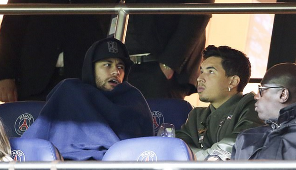 Mang bóng Champions League về nhà, Neymar bày trò 'hỗn' với bố - Bóng Đá