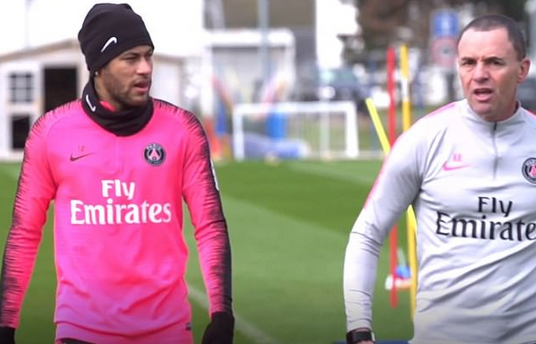 Mang bóng Champions League về nhà, Neymar bày trò 'hỗn' với bố - Bóng Đá