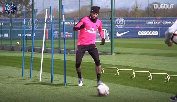 Mang bóng Champions League về nhà, Neymar bày trò 'hỗn' với bố - Bóng Đá