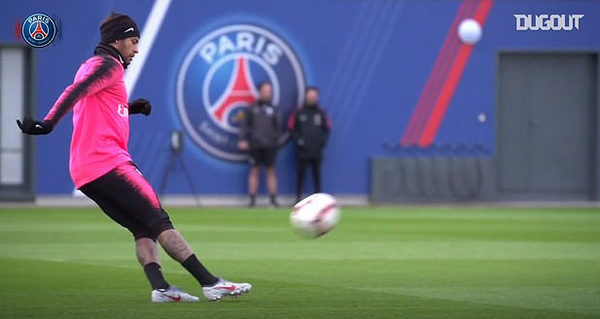 Mang bóng Champions League về nhà, Neymar bày trò 'hỗn' với bố - Bóng Đá