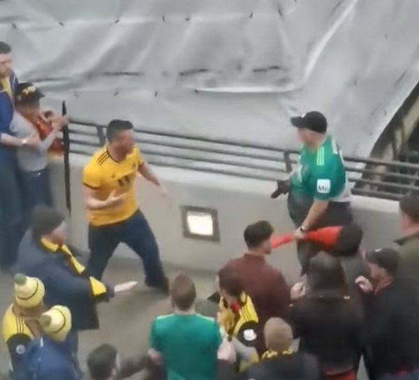 Wolves thua trận, fan điên loạn một mình đấm hàng loạt CĐV Watford - Bóng Đá