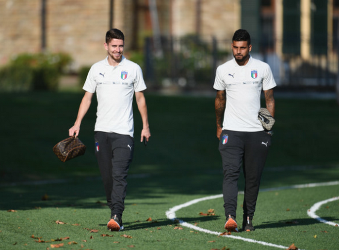 Jorginho Emerson ăn mừng cùng Roberto Carlos - Bóng Đá