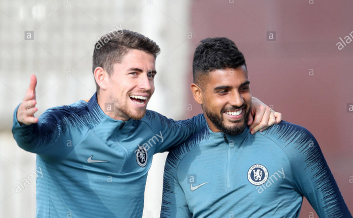 Jorginho Emerson ăn mừng cùng Roberto Carlos - Bóng Đá