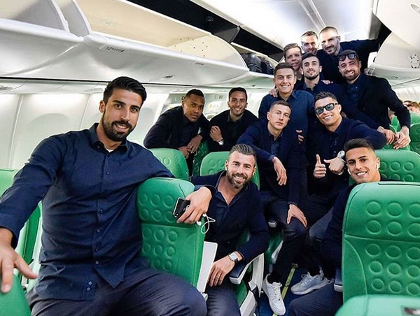 Lên máy bay, Ronaldo không quên thể hiện sự 'độc tôn' ở Juve - Bóng Đá