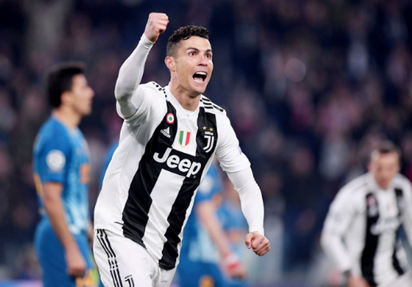 Lên máy bay, Ronaldo không quên thể hiện sự 'độc tôn' ở Juve - Bóng Đá