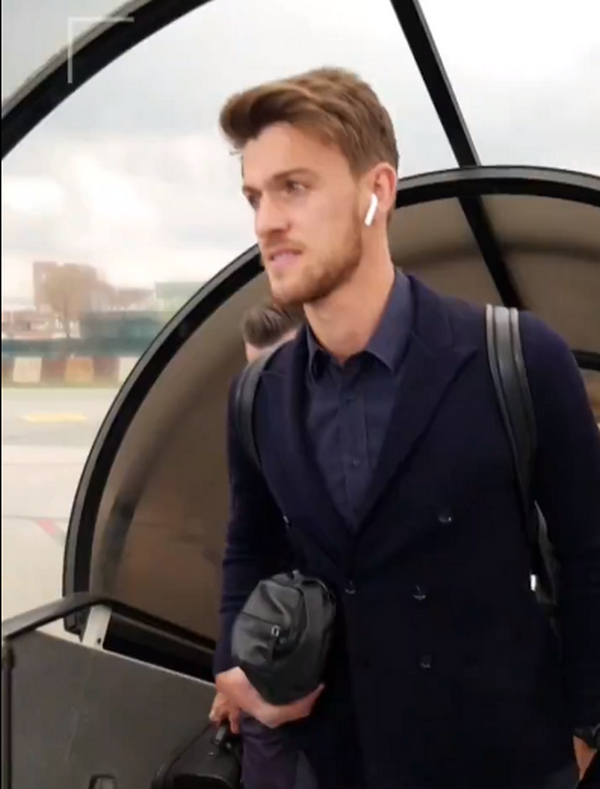 Lên máy bay, Ronaldo không quên thể hiện sự 'độc tôn' ở Juve - Bóng Đá