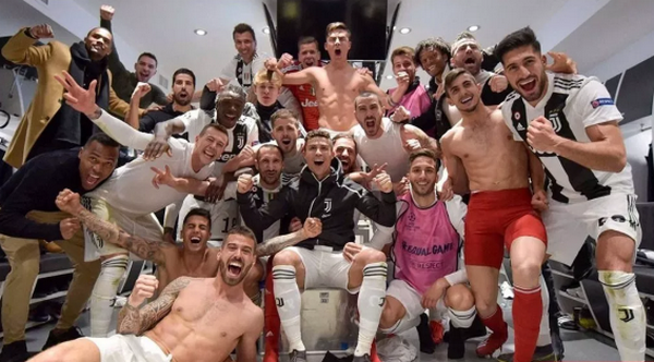 Lên máy bay, Ronaldo không quên thể hiện sự 'độc tôn' ở Juve - Bóng Đá