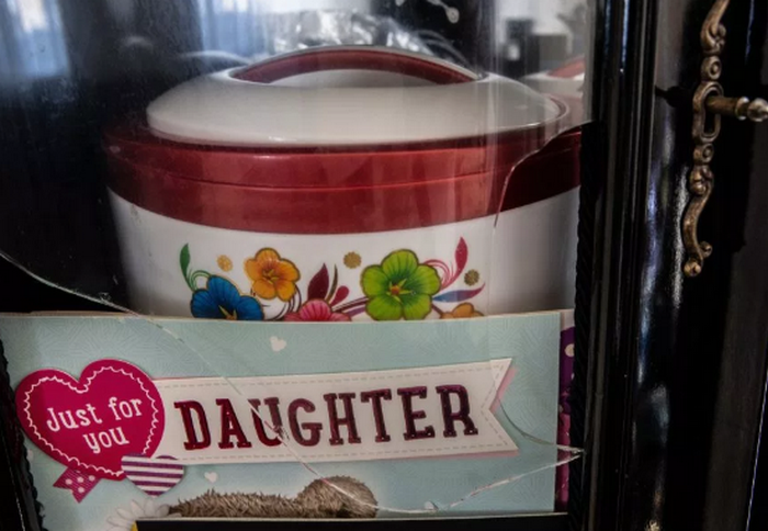 Wan-Bissaka đá vỡ tủ kính - Bóng Đá