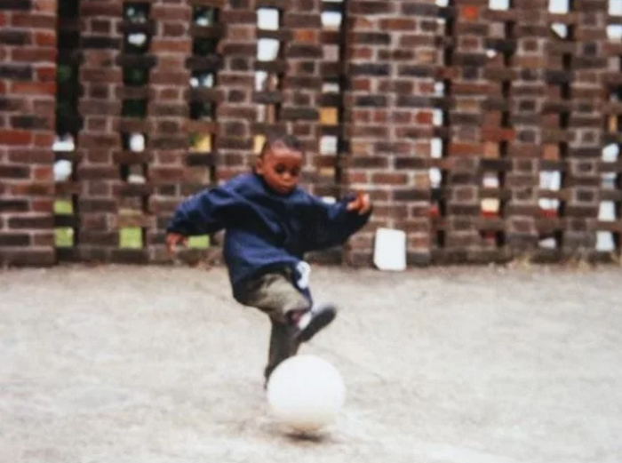 Wan-Bissaka đá vỡ tủ kính - Bóng Đá