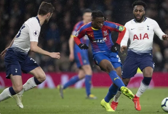 Wan-Bissaka đá vỡ tủ kính - Bóng Đá