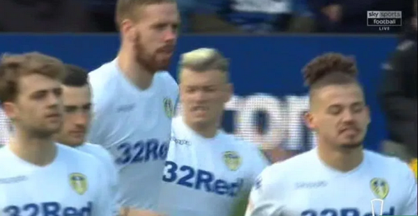 Bị đồng đội ôm hôn, sao Championship phản ứng khó tin - Bóng Đá