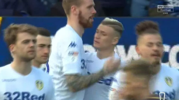 Bị đồng đội ôm hôn, sao Championship phản ứng khó tin - Bóng Đá