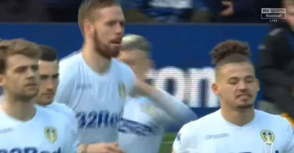 Bị đồng đội ôm hôn, sao Championship phản ứng khó tin - Bóng Đá