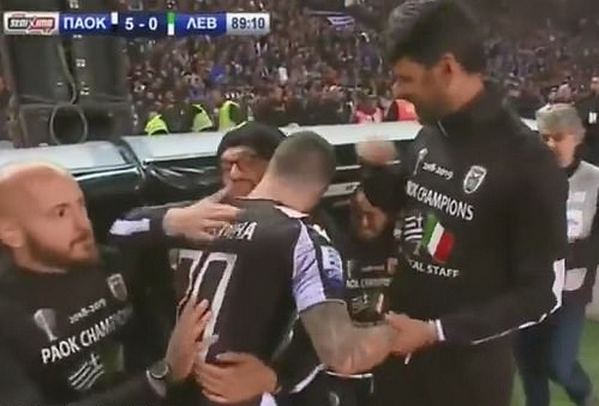 Cảm động, cầu thủ chấn thương vẫn được vào sân vì lý do đặc biệt - Bóng Đá