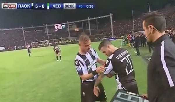 Cảm động, cầu thủ chấn thương vẫn được vào sân vì lý do đặc biệt - Bóng Đá