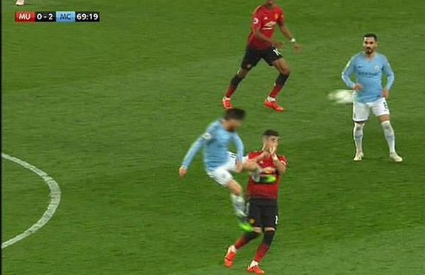Hành động như De Jong, Silva đáng ra phải nhận thẻ đỏ - Bóng Đá