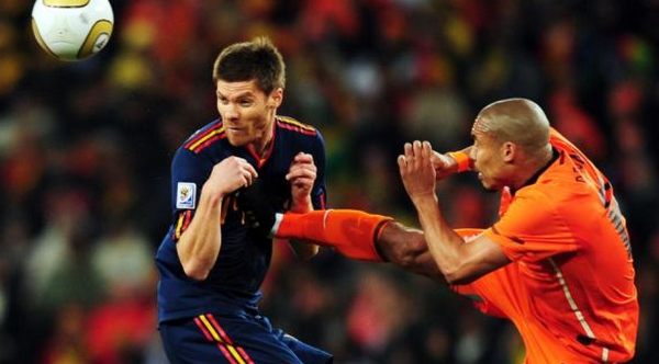 Hành động như De Jong, Silva đáng ra phải nhận thẻ đỏ - Bóng Đá