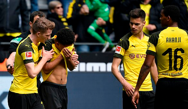 Dính trọn vật thể lạ, 'thần đồng' nước Anh đổ gục xuống sân - Bóng Đá