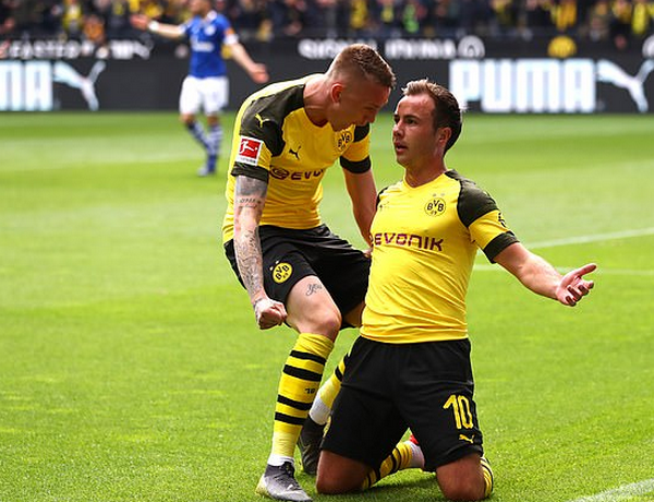 Dính trọn vật thể lạ, 'thần đồng' nước Anh đổ gục xuống sân - Bóng Đá