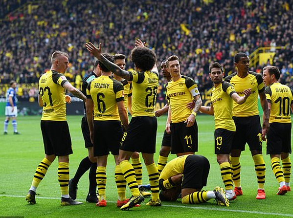 Dính trọn vật thể lạ, 'thần đồng' nước Anh đổ gục xuống sân - Bóng Đá