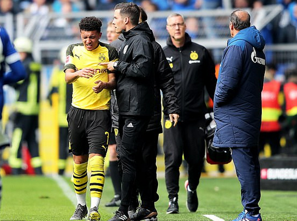 Dính trọn vật thể lạ, 'thần đồng' nước Anh đổ gục xuống sân - Bóng Đá