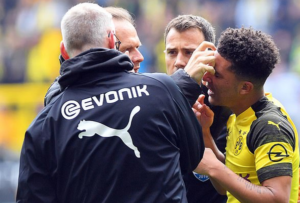 Dính trọn vật thể lạ, 'thần đồng' nước Anh đổ gục xuống sân - Bóng Đá