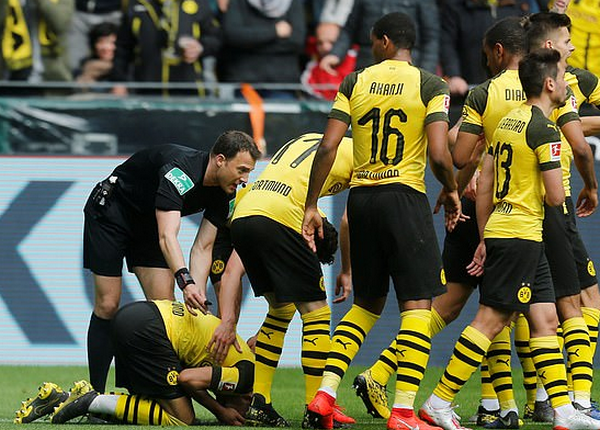 Dính trọn vật thể lạ, 'thần đồng' nước Anh đổ gục xuống sân - Bóng Đá