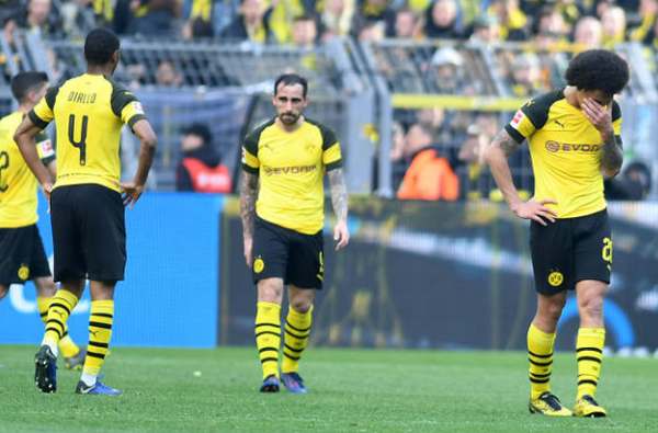 Dính trọn vật thể lạ, 'thần đồng' nước Anh đổ gục xuống sân - Bóng Đá