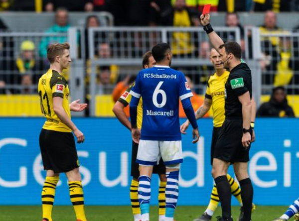 Dính trọn vật thể lạ, 'thần đồng' nước Anh đổ gục xuống sân - Bóng Đá