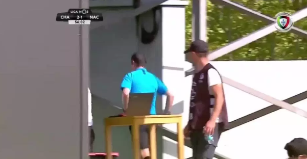 'Trớ trêu'! Trọng tài biên bị trọng tài chính phạt thẻ đỏ - Bóng Đá