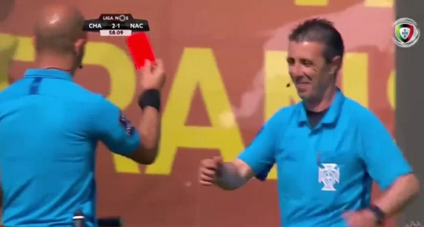 'Trớ trêu'! Trọng tài biên bị trọng tài chính phạt thẻ đỏ - Bóng Đá