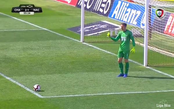 'Trớ trêu'! Trọng tài biên bị trọng tài chính phạt thẻ đỏ - Bóng Đá