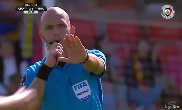 'Trớ trêu'! Trọng tài biên bị trọng tài chính phạt thẻ đỏ - Bóng Đá