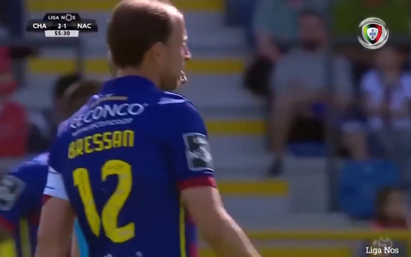 'Trớ trêu'! Trọng tài biên bị trọng tài chính phạt thẻ đỏ - Bóng Đá