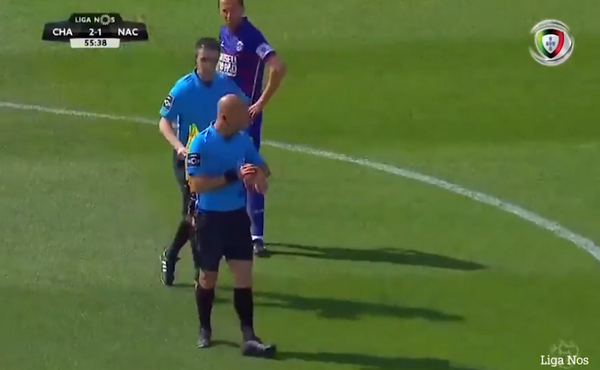 'Trớ trêu'! Trọng tài biên bị trọng tài chính phạt thẻ đỏ - Bóng Đá