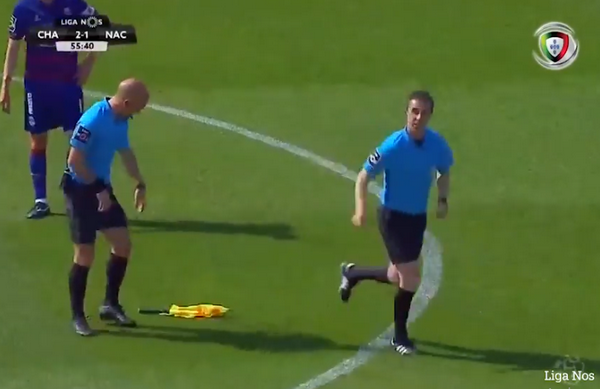 'Trớ trêu'! Trọng tài biên bị trọng tài chính phạt thẻ đỏ - Bóng Đá