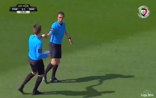 'Trớ trêu'! Trọng tài biên bị trọng tài chính phạt thẻ đỏ - Bóng Đá