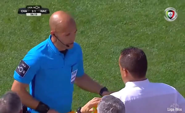 'Trớ trêu'! Trọng tài biên bị trọng tài chính phạt thẻ đỏ - Bóng Đá