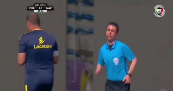 'Trớ trêu'! Trọng tài biên bị trọng tài chính phạt thẻ đỏ - Bóng Đá