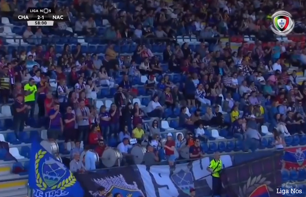 'Trớ trêu'! Trọng tài biên bị trọng tài chính phạt thẻ đỏ - Bóng Đá