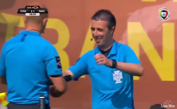 'Trớ trêu'! Trọng tài biên bị trọng tài chính phạt thẻ đỏ - Bóng Đá