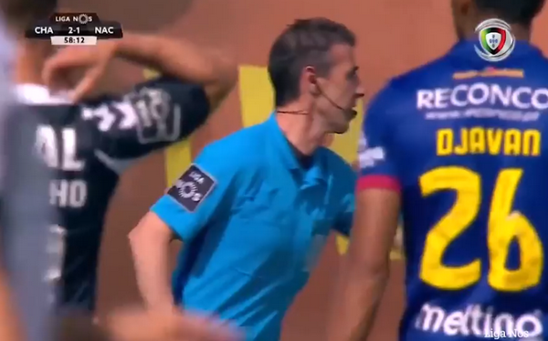 'Trớ trêu'! Trọng tài biên bị trọng tài chính phạt thẻ đỏ - Bóng Đá