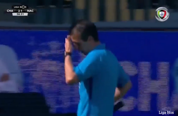 'Trớ trêu'! Trọng tài biên bị trọng tài chính phạt thẻ đỏ - Bóng Đá