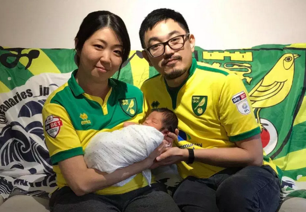 Đưa Norwich thăng hạng, HLV Farke nhận điều tuyệt vời từ cặp đôi người Nhật - Bóng Đá