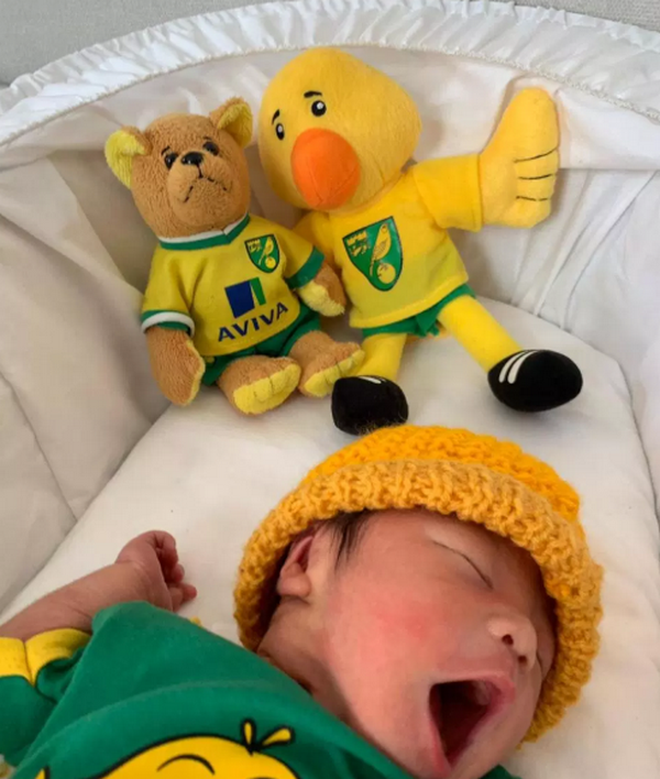 Đưa Norwich thăng hạng, HLV Farke nhận điều tuyệt vời từ cặp đôi người Nhật - Bóng Đá