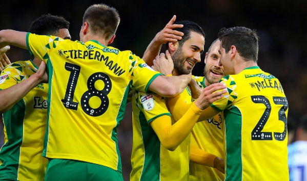 Đưa Norwich thăng hạng, HLV Farke nhận điều tuyệt vời từ cặp đôi người Nhật - Bóng Đá