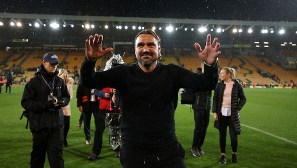 Đưa Norwich thăng hạng, HLV Farke nhận điều tuyệt vời từ cặp đôi người Nhật - Bóng Đá