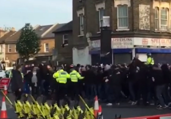 CĐV Spurs và Ajax hỗn chiến, cảnh sát phải dùng đến điều này để ngăn cản - Bóng Đá