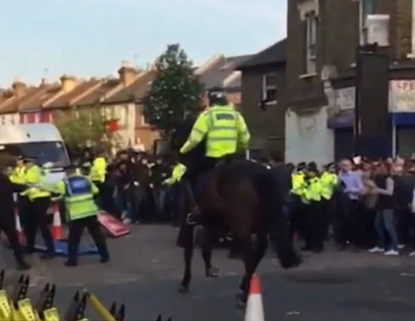 CĐV Spurs và Ajax hỗn chiến, cảnh sát phải dùng đến điều này để ngăn cản - Bóng Đá